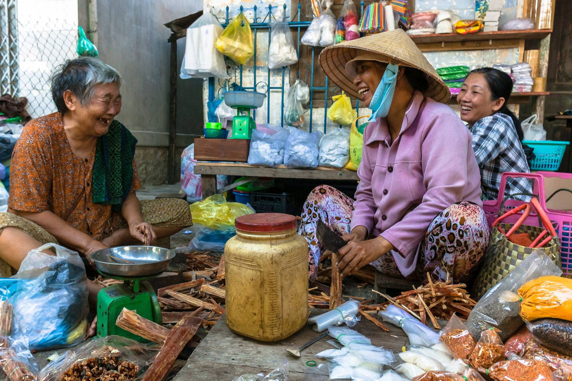 Chàng nhiếp ảnh bại não ở Sài Gòn từng bị trường cấp 2 từ chối: Nhiều người hỏi mình đi học làm gì, lớn lên ai mà mướn? - Ảnh 8. Chàng nhiếp ảnh bại não ở Sài Gòn từng bị trường cấp 2 từ chối: Nhiều người hỏi mình đi học làm gì, lớn lên ai mà mướn? - Ảnh 8.
