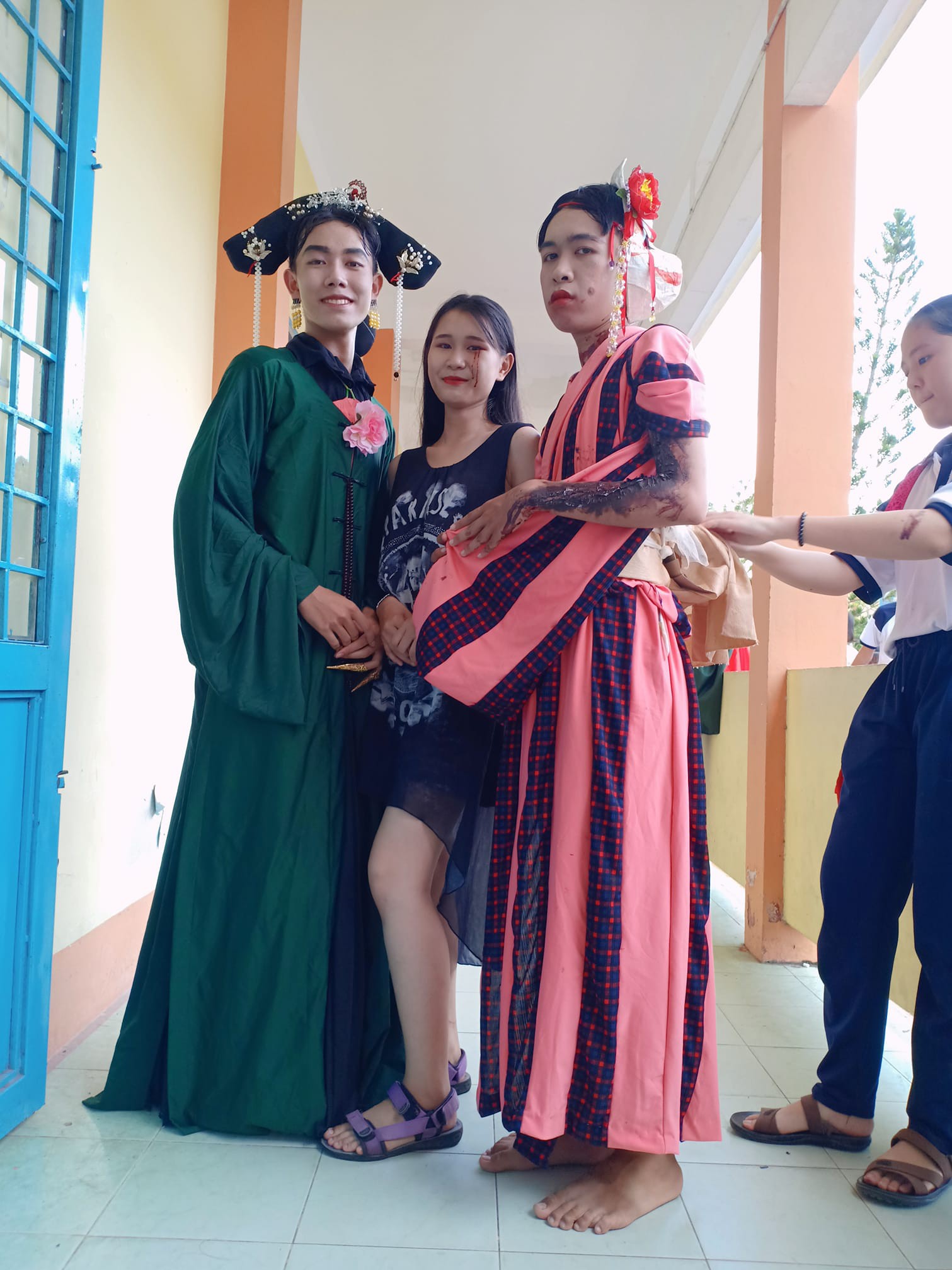 Giả gái thành phi tần xinh lung linh trong tiệc Halloween, nam sinh được dân mạng tới tấp xin link làm quen - Ảnh 3. Giả gái thành phi tần xinh lung linh trong tiệc Halloween, nam sinh được dân mạng tới tấp xin link làm quen - Ảnh 3.