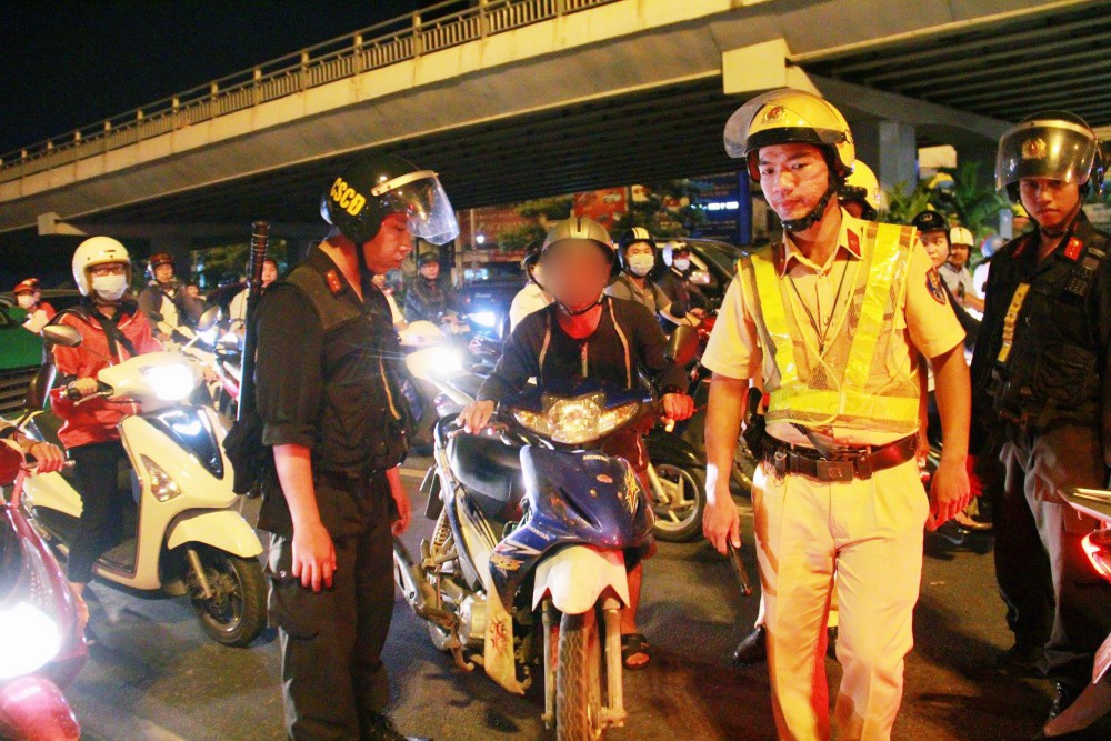 Sau vụ ô tô BMW gây tai nạn kinh hoàng ở Hàng Xanh, người Sài Gòn vẫn tự chạy xe khi đi nhậu về - Ảnh 1.