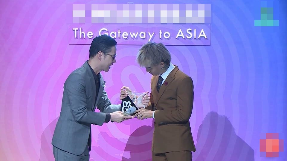 Nghịch cảnh: Từng mỉa mai Sơn Tùng M-TP, nay Đạt G lại được trao nhầm cúp ghi tên Chạy ngay đi trên sân khấu - Ảnh 1. Nghịch cảnh: Từng mỉa mai Sơn Tùng M-TP, nay Đạt G lại được trao nhầm cúp ghi tên Chạy ngay đi trên sân khấu - Ảnh 1.