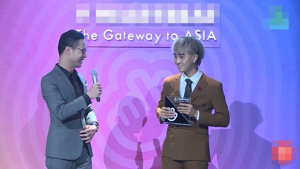 Nghịch cảnh: Từng mỉa mai Sơn Tùng M-TP, nay Đạt G lại được trao nhầm cúp ghi tên Chạy ngay đi trên sân khấu - Ảnh 2. Nghịch cảnh: Từng mỉa mai Sơn Tùng M-TP, nay Đạt G lại được trao nhầm cúp ghi tên Chạy ngay đi trên sân khấu - Ảnh 2.