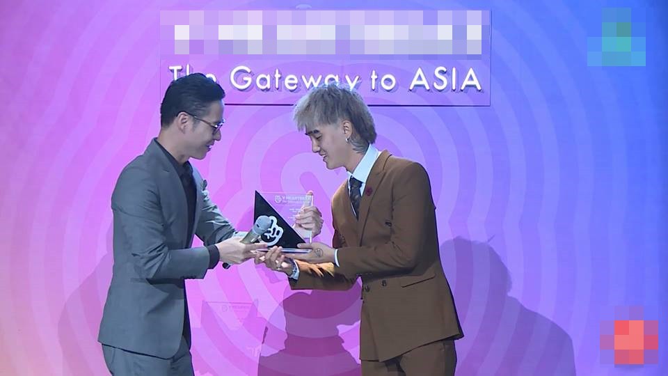 Nghịch cảnh: Từng mỉa mai Sơn Tùng M-TP, nay Đạt G lại được trao nhầm cúp ghi tên Chạy ngay đi trên sân khấu - Ảnh 3. Nghịch cảnh: Từng mỉa mai Sơn Tùng M-TP, nay Đạt G lại được trao nhầm cúp ghi tên Chạy ngay đi trên sân khấu - Ảnh 3.