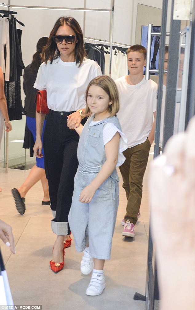 Harper Beckham lớn ngồng, xinh xắn như búp bê đi mua sắm bên mẹ và anh trai - Ảnh 1.