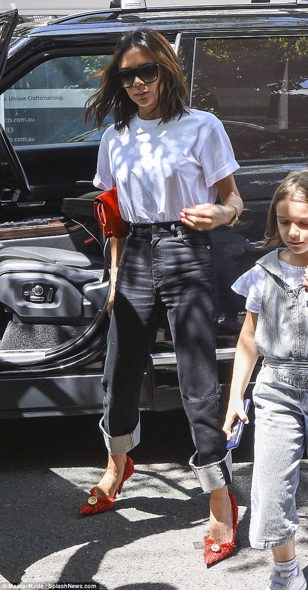 Harper Beckham lớn ngồng, xinh xắn như búp bê đi mua sắm bên mẹ và anh trai - Ảnh 5.