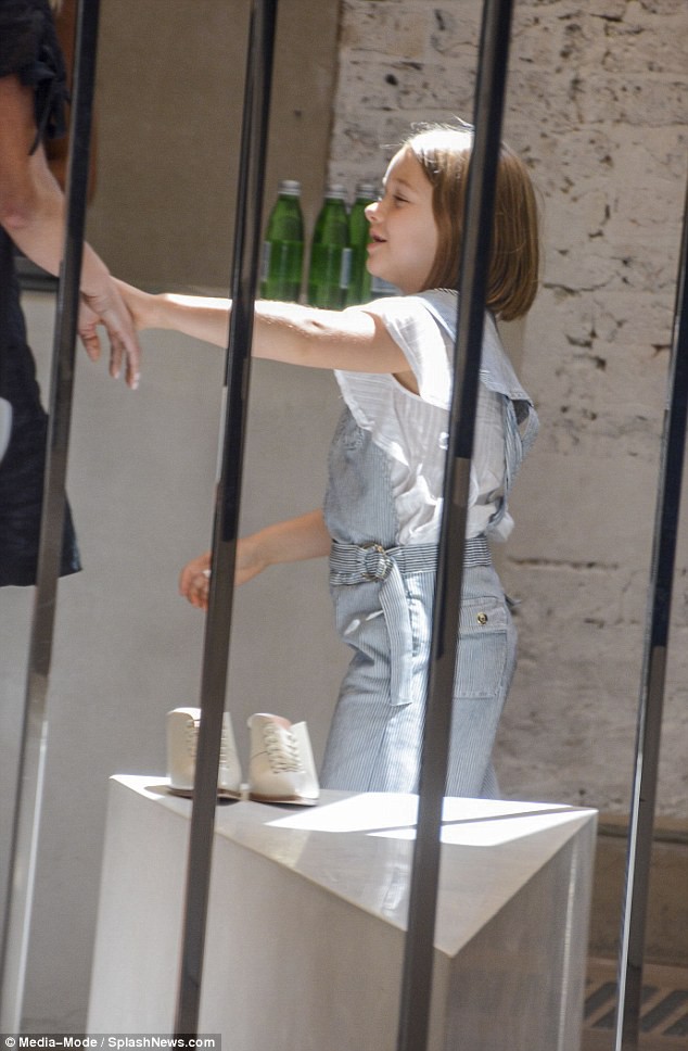 Harper Beckham lớn ngồng, xinh xắn như búp bê đi mua sắm bên mẹ và anh trai - Ảnh 8.