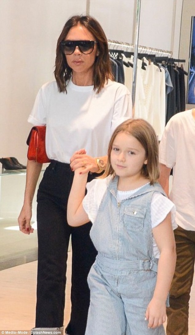 Harper Beckham lớn ngồng, xinh xắn như búp bê đi mua sắm bên mẹ và anh trai - Ảnh 2.