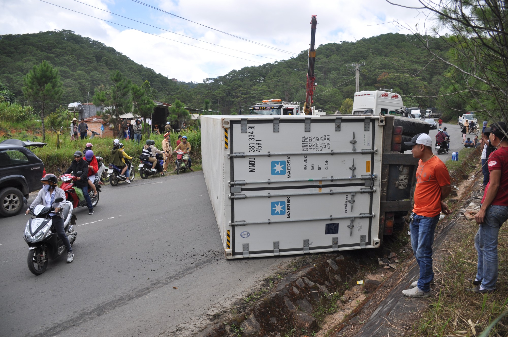 Lật container trên đèo Mimosa, giao thông Đà Lạt – TP HCM ách tắc nhiều giờ - Ảnh 4. Lật container trên đèo Mimosa, giao thông Đà Lạt – TP HCM ách tắc nhiều giờ - Ảnh 4.