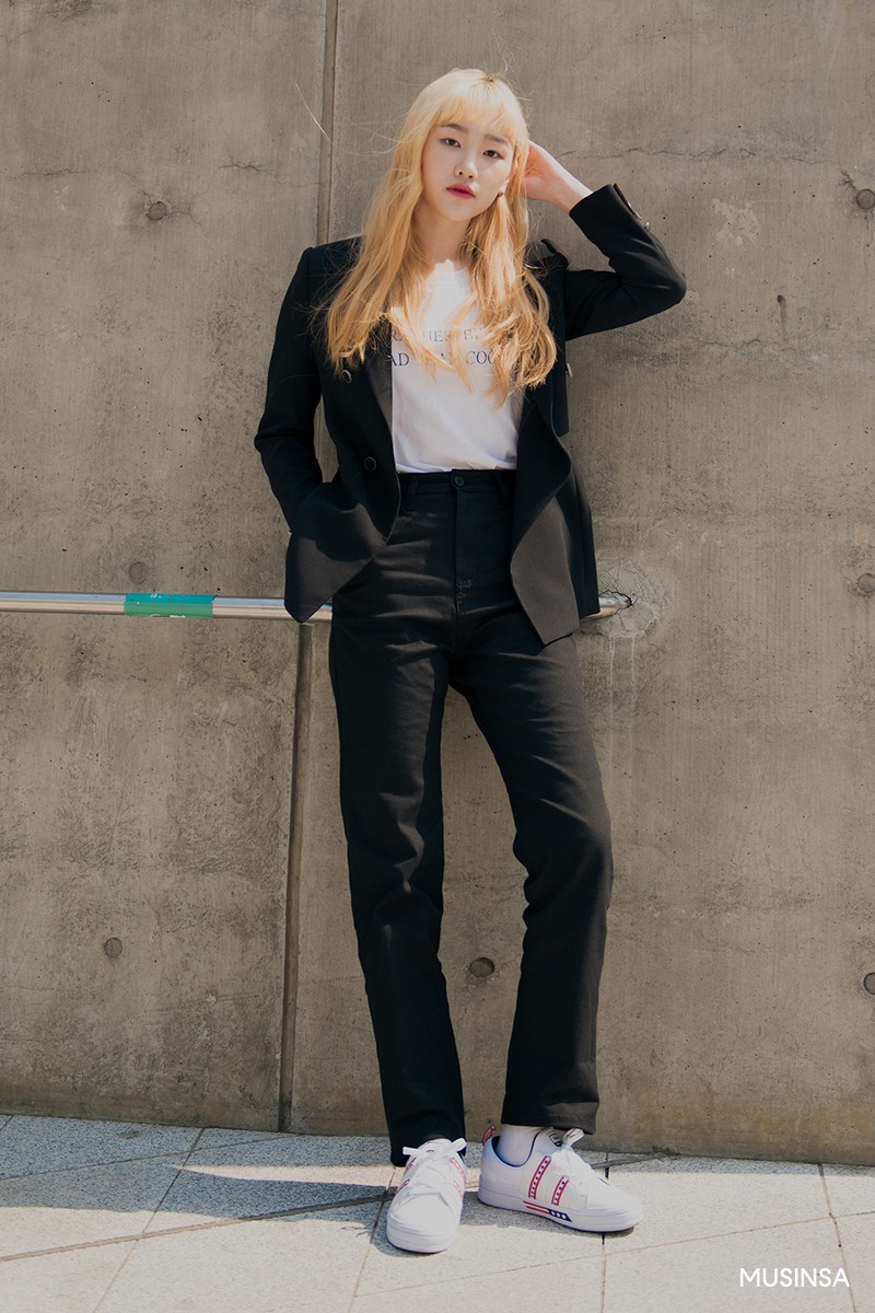 Nếu thích mặc đồ đơn giản nhưng phải thật cool, bạn nhất định nên ngắm street style của giới trẻ Hàn tuần qua - Ảnh 1. Nếu thích mặc đồ đơn giản nhưng phải thật cool, bạn nhất định nên ngắm street style của giới trẻ Hàn tuần qua - Ảnh 1.