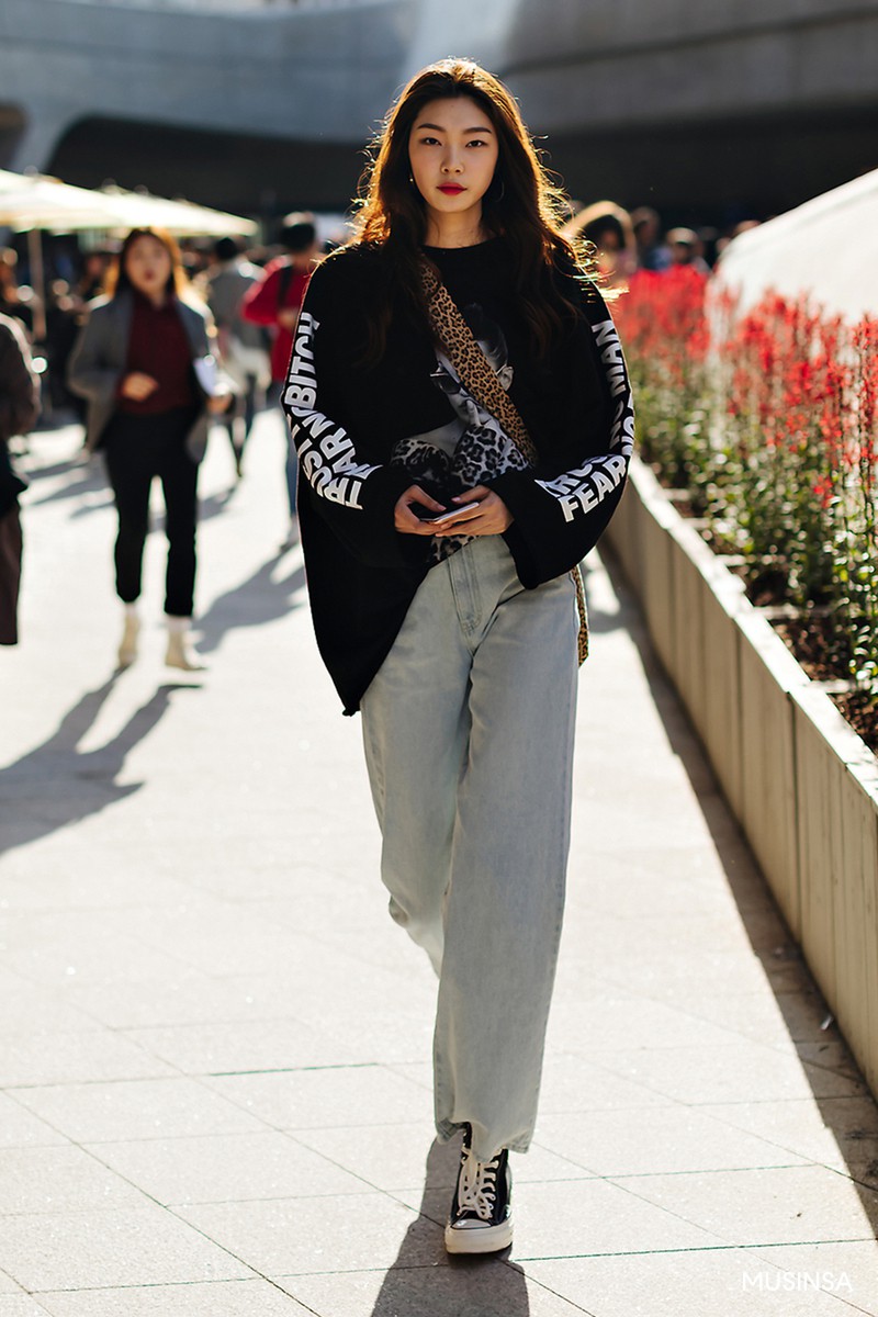 Nếu thích mặc đồ đơn giản nhưng phải thật cool, bạn nhất định nên ngắm street style của giới trẻ Hàn tuần qua - Ảnh 2. Nếu thích mặc đồ đơn giản nhưng phải thật cool, bạn nhất định nên ngắm street style của giới trẻ Hàn tuần qua - Ảnh 2.