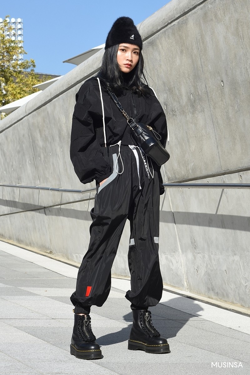 Nếu thích mặc đồ đơn giản nhưng phải thật cool, bạn nhất định nên ngắm street style của giới trẻ Hàn tuần qua - Ảnh 4. Nếu thích mặc đồ đơn giản nhưng phải thật cool, bạn nhất định nên ngắm street style của giới trẻ Hàn tuần qua - Ảnh 4.
