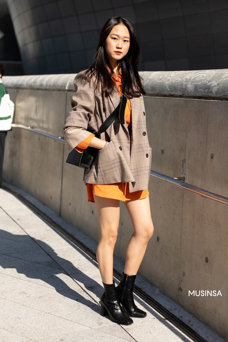 Nếu thích mặc đồ đơn giản nhưng phải thật cool, bạn nhất định nên ngắm street style của giới trẻ Hàn tuần qua - Ảnh 6. Nếu thích mặc đồ đơn giản nhưng phải thật cool, bạn nhất định nên ngắm street style của giới trẻ Hàn tuần qua - Ảnh 6.