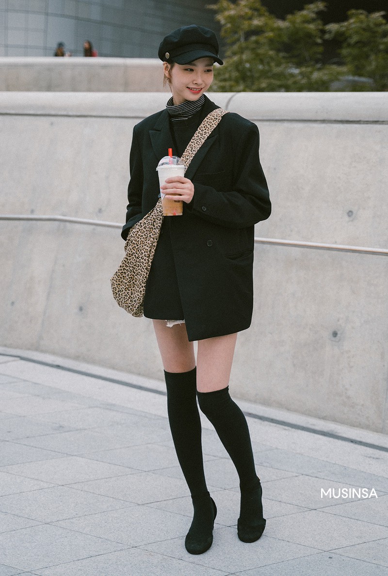 Nếu thích mặc đồ đơn giản nhưng phải thật cool, bạn nhất định nên ngắm street style của giới trẻ Hàn tuần qua - Ảnh 8. Nếu thích mặc đồ đơn giản nhưng phải thật cool, bạn nhất định nên ngắm street style của giới trẻ Hàn tuần qua - Ảnh 8.