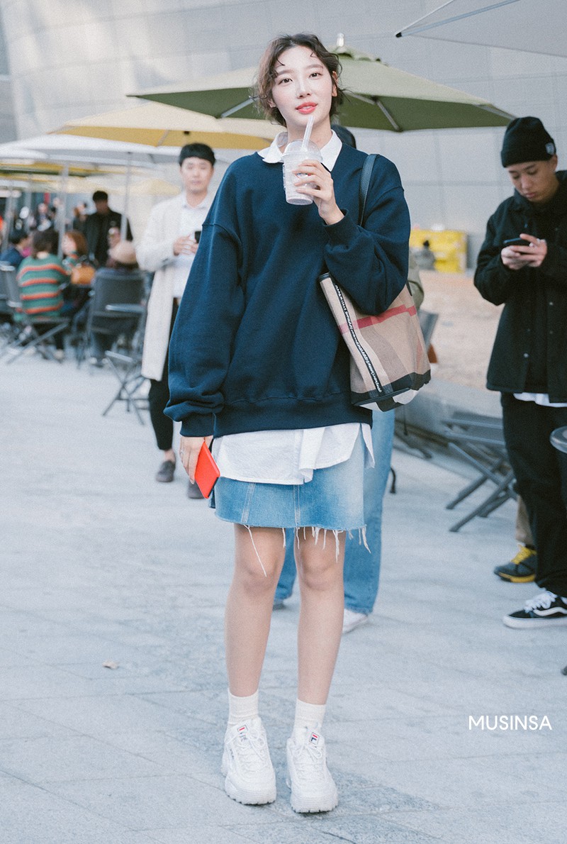 Nếu thích mặc đồ đơn giản nhưng phải thật cool, bạn nhất định nên ngắm street style của giới trẻ Hàn tuần qua - Ảnh 10. Nếu thích mặc đồ đơn giản nhưng phải thật cool, bạn nhất định nên ngắm street style của giới trẻ Hàn tuần qua - Ảnh 10.