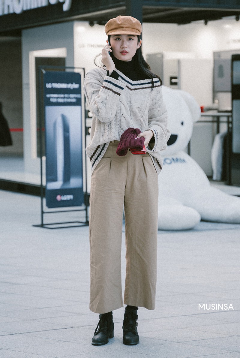 Nếu thích mặc đồ đơn giản nhưng phải thật cool, bạn nhất định nên ngắm street style của giới trẻ Hàn tuần qua - Ảnh 11. Nếu thích mặc đồ đơn giản nhưng phải thật cool, bạn nhất định nên ngắm street style của giới trẻ Hàn tuần qua - Ảnh 11.
