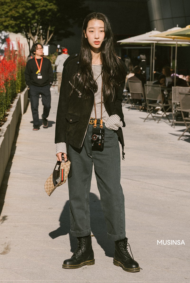 Nếu thích mặc đồ đơn giản nhưng phải thật cool, bạn nhất định nên ngắm street style của giới trẻ Hàn tuần qua - Ảnh 12. Nếu thích mặc đồ đơn giản nhưng phải thật cool, bạn nhất định nên ngắm street style của giới trẻ Hàn tuần qua - Ảnh 12.