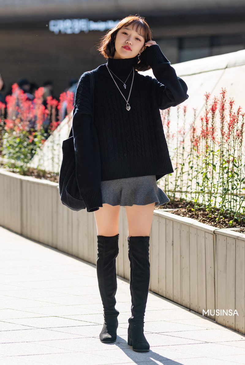 Nếu thích mặc đồ đơn giản nhưng phải thật cool, bạn nhất định nên ngắm street style của giới trẻ Hàn tuần qua - Ảnh 13. Nếu thích mặc đồ đơn giản nhưng phải thật cool, bạn nhất định nên ngắm street style của giới trẻ Hàn tuần qua - Ảnh 13.