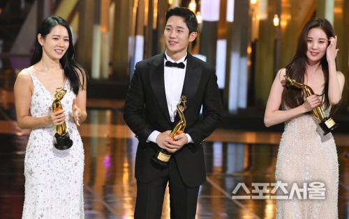 4 khoảnh khắc gây bão tại The Seoul Awards: Son Ye Jin tít mắt vì ôm tình tin đồn, Jung Hae In thay đổi hẳn sau phốt - Ảnh 13.