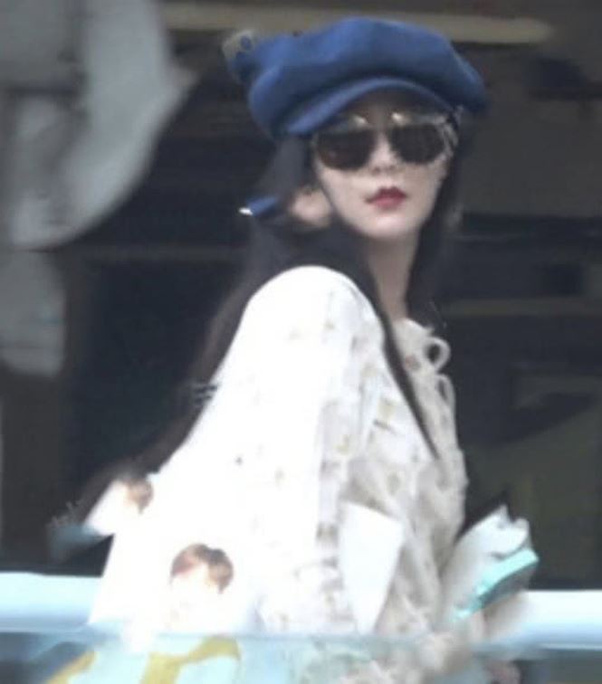 Phạm Băng Băng bất ngờ rao bán quần áo cũ, netizen: Chẳng lẽ thiếu tiền đến vậy sao? - Ảnh 1. Phạm Băng Băng bất ngờ rao bán quần áo cũ, netizen: Chẳng lẽ thiếu tiền đến vậy sao? - Ảnh 1.