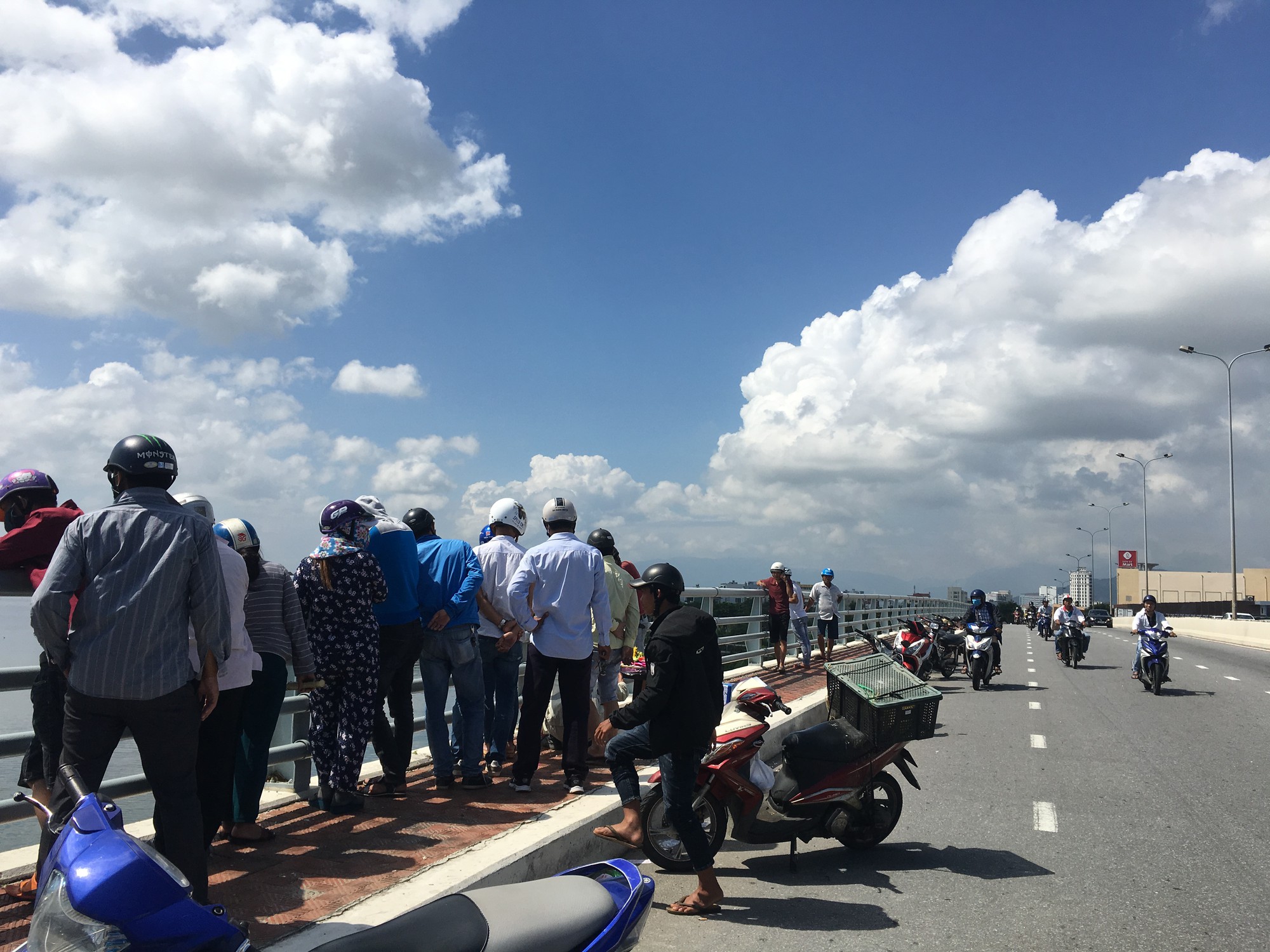 Thi thể nam thanh niên nhảy cầu sau khi cãi nhau với người yêu trôi xa hơn 1,5 km - Ảnh 1. Thi thể nam thanh niên nhảy cầu sau khi cãi nhau với người yêu trôi xa hơn 1,5 km - Ảnh 1.