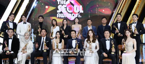 4 khoảnh khắc gây bão tại The Seoul Awards: Son Ye Jin tít mắt vì ôm tình tin đồn, Jung Hae In thay đổi hẳn sau phốt - Ảnh 11.