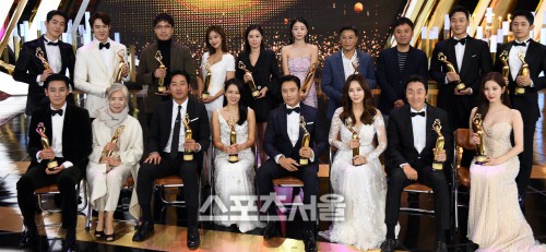 4 khoảnh khắc gây bão tại The Seoul Awards: Son Ye Jin tít mắt vì ôm tình tin đồn, Jung Hae In thay đổi hẳn sau phốt - Ảnh 10.