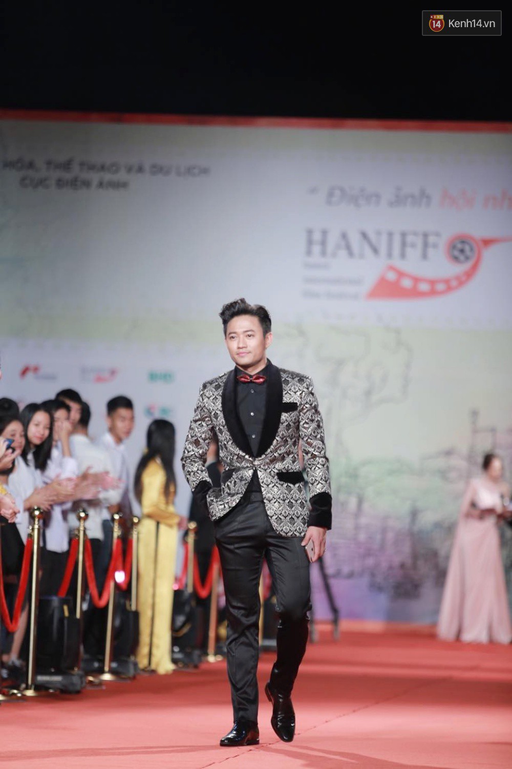 Khai mạc LHP Quốc tế Hà Nội: Khả Ngân gặp sự cố về trang phục, Nhật Kim Anh vấp ngã trên thảm đỏ - Ảnh 14. Khai mạc LHP Quốc tế Hà Nội: Khả Ngân gặp sự cố về trang phục, Nhật Kim Anh vấp ngã trên thảm đỏ - Ảnh 14.