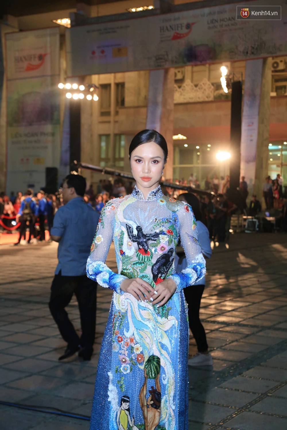 Khai mạc LHP Quốc tế Hà Nội: Khả Ngân gặp sự cố về trang phục, Nhật Kim Anh vấp ngã trên thảm đỏ - Ảnh 13. Khai mạc LHP Quốc tế Hà Nội: Khả Ngân gặp sự cố về trang phục, Nhật Kim Anh vấp ngã trên thảm đỏ - Ảnh 13.