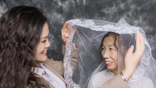 Cô gái đóng vai chú rể mặc vest tổ chức đám cưới cho bà mẹ 63 tuổi của mình