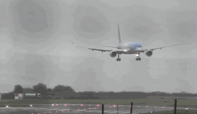 Xem cảnh máy bay Boeing 757 “trổ tài” hạ cánh ngang khi trời có giông bão cực điệu nghệ - Ảnh 1.