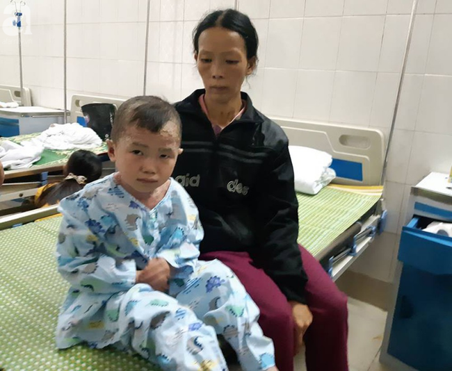 10 ngày thay đổi kỳ diệu của cậu bé người cóc chốn rừng núi xuống Hà Nội chữa bệnh - Ảnh 7.