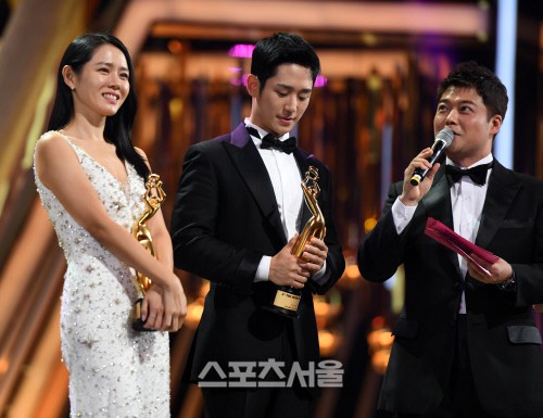 4 khoảnh khắc gây bão tại The Seoul Awards: Son Ye Jin tít mắt vì ôm tình tin đồn, Jung Hae In thay đổi hẳn sau phốt - Ảnh 1.