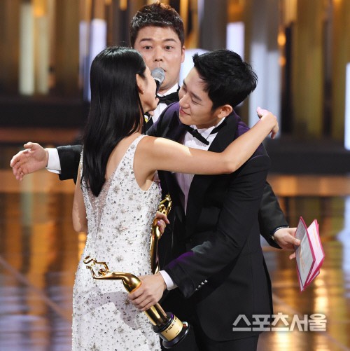 4 khoảnh khắc gây bão tại The Seoul Awards: Son Ye Jin tít mắt vì ôm tình tin đồn, Jung Hae In thay đổi hẳn sau phốt - Ảnh 2.