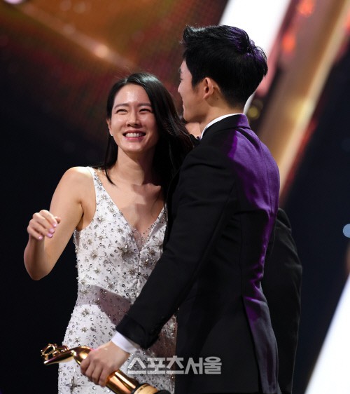 4 khoảnh khắc gây bão tại The Seoul Awards: Son Ye Jin tít mắt vì ôm tình tin đồn, Jung Hae In thay đổi hẳn sau phốt - Ảnh 3.