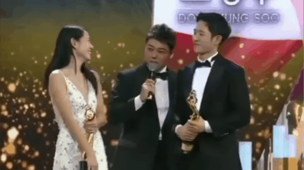 4 khoảnh khắc gây bão tại The Seoul Awards: Son Ye Jin tít mắt vì ôm tình tin đồn, Jung Hae In thay đổi hẳn sau phốt - Ảnh 6.