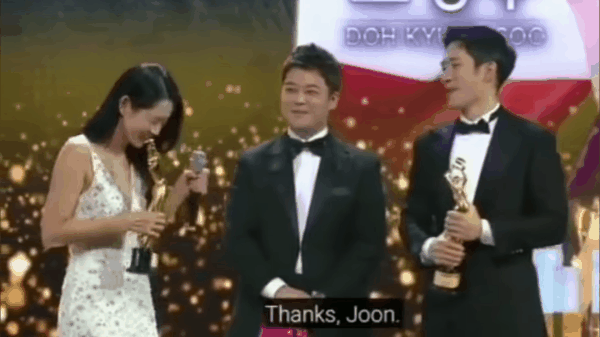 4 khoảnh khắc gây bão tại The Seoul Awards: Son Ye Jin tít mắt vì ôm tình tin đồn, Jung Hae In thay đổi hẳn sau phốt - Ảnh 7.