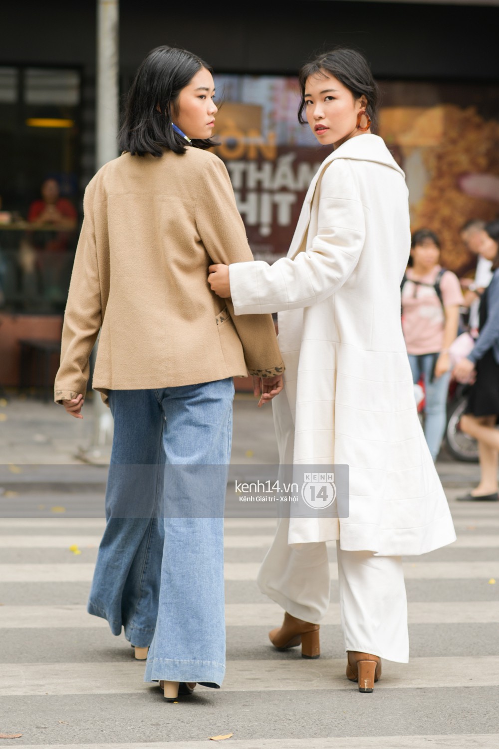 Street style ngày cuối VIFW: giới trẻ lên đồ đơn giản với độ ứng dụng cao hơn, các nhóc tì tiếp tục tranh spotlight - Ảnh 2.