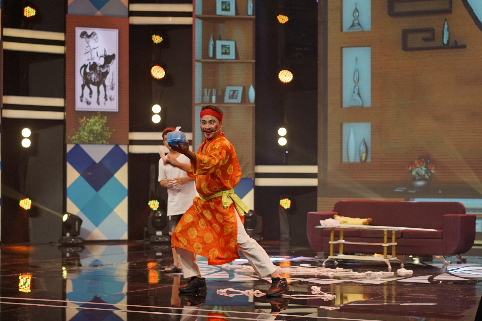 Hari Won hào hứng lau mồ hôi khắp người hot boy làng xiếc - Ảnh 8.