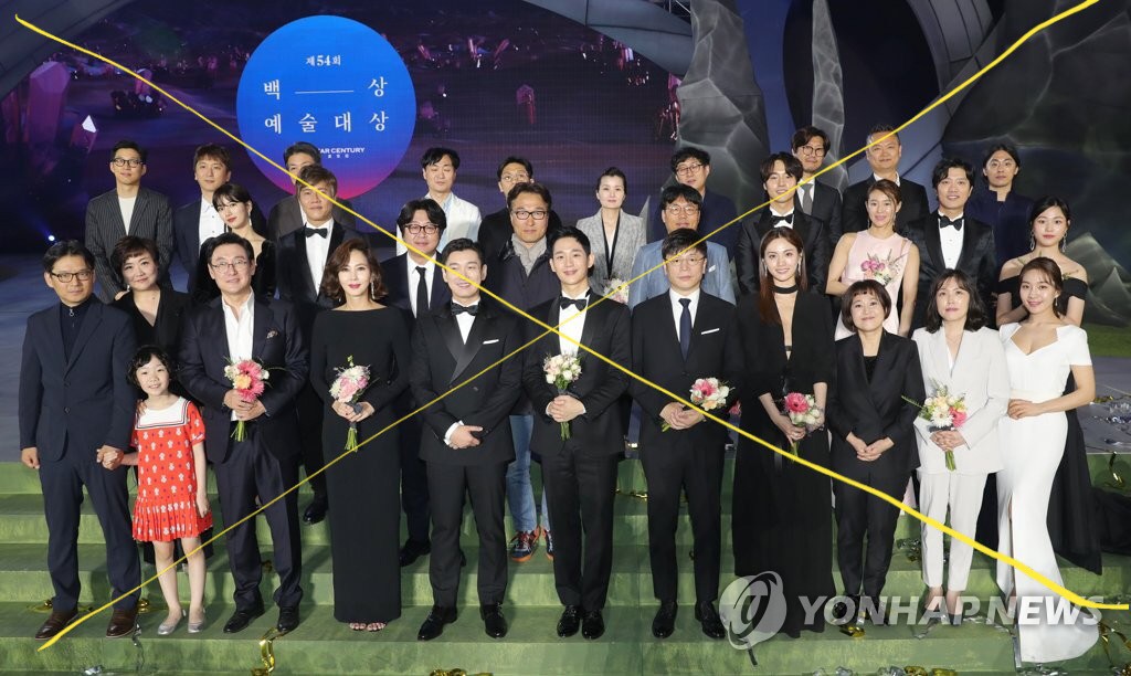 5 khoảnh khắc gây bão tại The Seoul Awards: Son Ye Jin tít mắt vì ôm tình tin đồn, Jung Hae In thay đổi hẳn sau phốt - Ảnh 8. 5 khoảnh khắc gây bão tại The Seoul Awards: Son Ye Jin tít mắt vì ôm tình tin đồn, Jung Hae In thay đổi hẳn sau phốt - Ảnh 8.