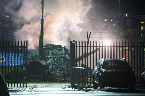 SỐC: Trực thăng của tỷ phú Thái Lan sở hữu đội bóng từng vô địch nước Anh rơi và bốc cháy ngay trước cửa sân vận động - Ảnh 2. SỐC: Trực thăng của tỷ phú Thái Lan sở hữu đội bóng từng vô địch nước Anh rơi và bốc cháy ngay trước cửa sân vận động - Ảnh 2.