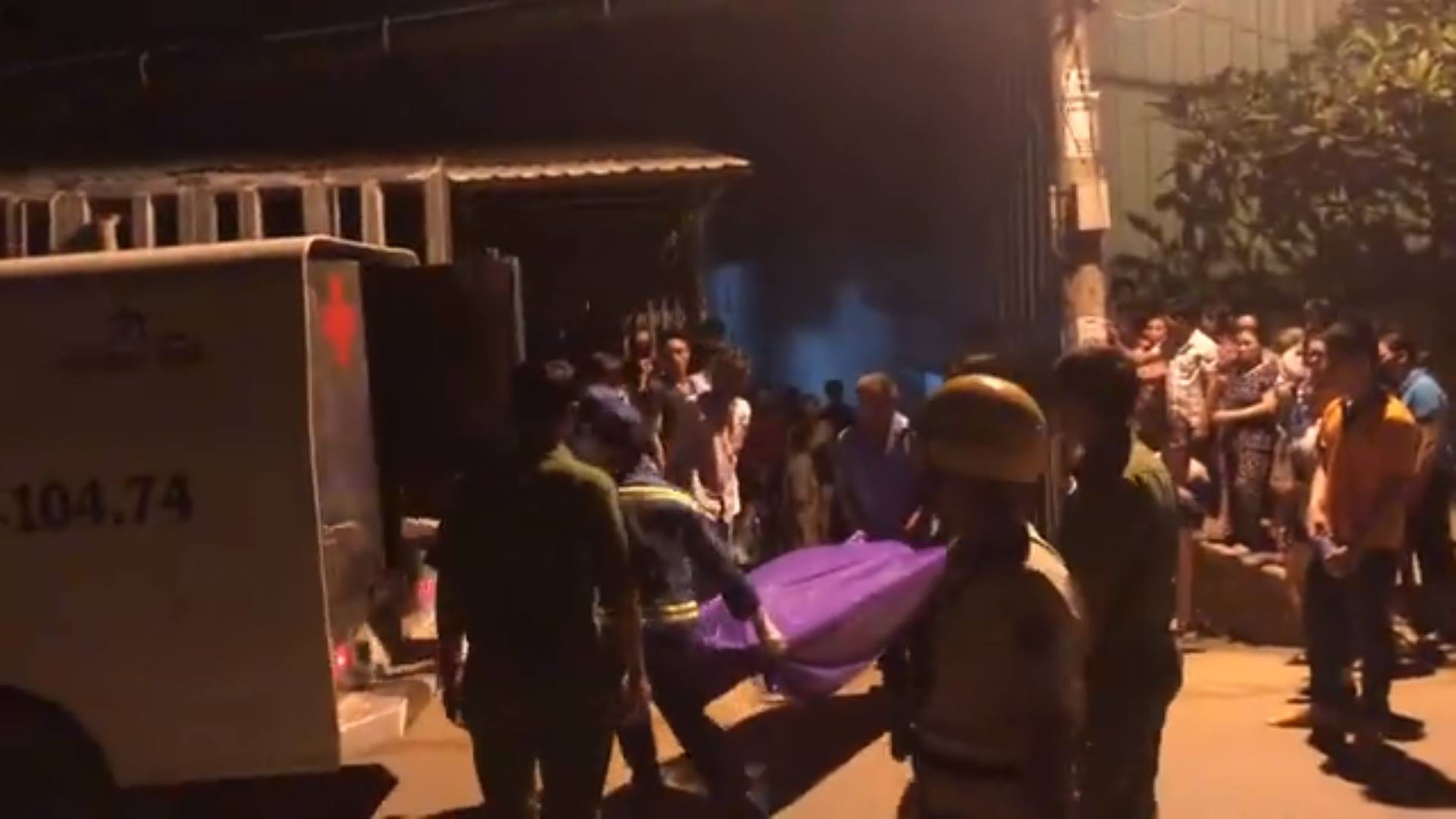 TP. HCM: Phát hiện người phụ nữ chết úp mặt, nghi bị người tình siết cổ trong nhà vệ sinh - Ảnh 2. TP. HCM: Phát hiện người phụ nữ chết úp mặt, nghi bị người tình siết cổ trong nhà vệ sinh - Ảnh 2.