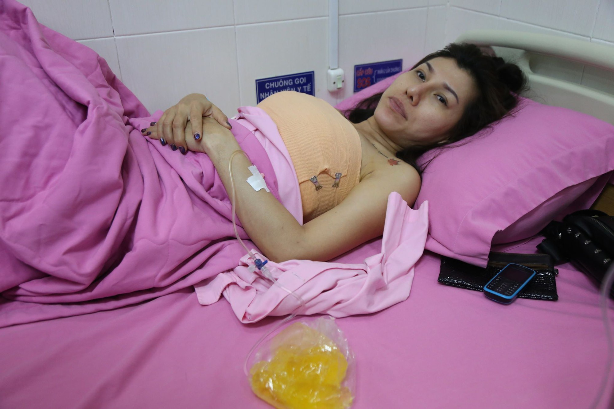 Em gái kết nghĩa của ca sĩ Quách Tuấn Du bất ngờ nhập viện, nghi bị vỡ túi ngực trên máy bay - Ảnh 6.