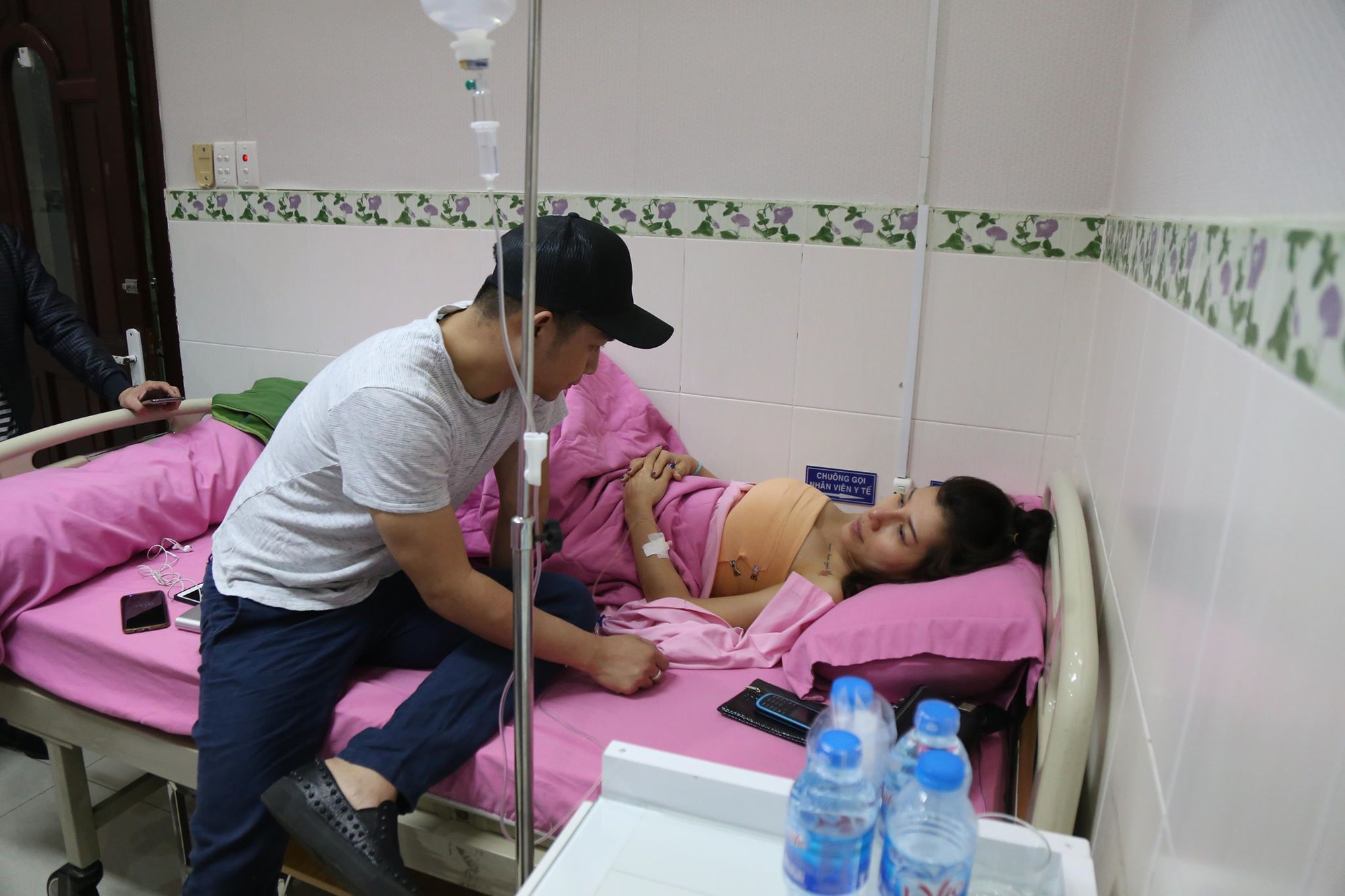 Em gái kết nghĩa của ca sĩ Quách Tuấn Du bất ngờ nhập viện, nghi bị vỡ túi ngực trên máy bay - Ảnh 7.
