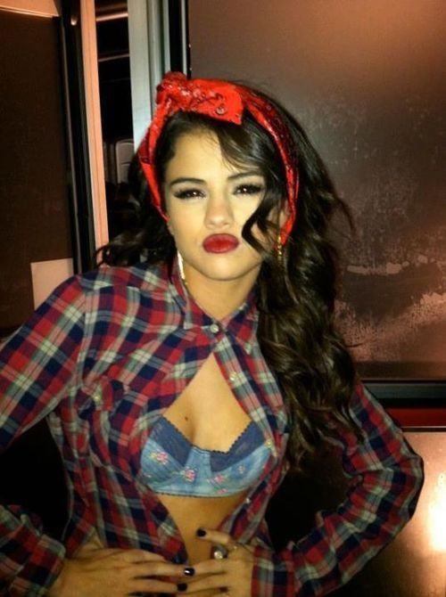 Khi các công chúa Disney hóa trang Halloween: Miley, Selena hay Demi có màn biến hình ấn tượng nhất? - Ảnh 4.