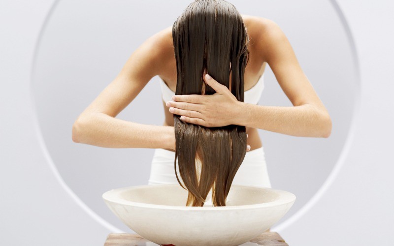 Gội đầu xong mà đầu vẫn đầy gàu chính là do bạn đã mắc phải những sai lầm sau - Ảnh 2. Gội đầu xong mà đầu vẫn đầy gàu chính là do bạn đã mắc phải những sai lầm sau - Ảnh 2.