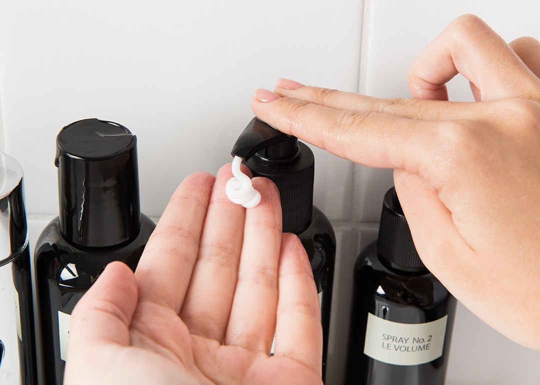 Gội đầu xong mà đầu vẫn đầy gàu chính là do bạn đã mắc phải những sai lầm sau - Ảnh 3. Gội đầu xong mà đầu vẫn đầy gàu chính là do bạn đã mắc phải những sai lầm sau - Ảnh 3.