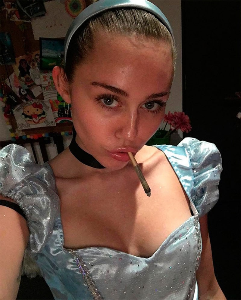 Khi các công chúa Disney hóa trang Halloween: Miley, Selena hay Demi có màn biến hình ấn tượng nhất? - Ảnh 8.