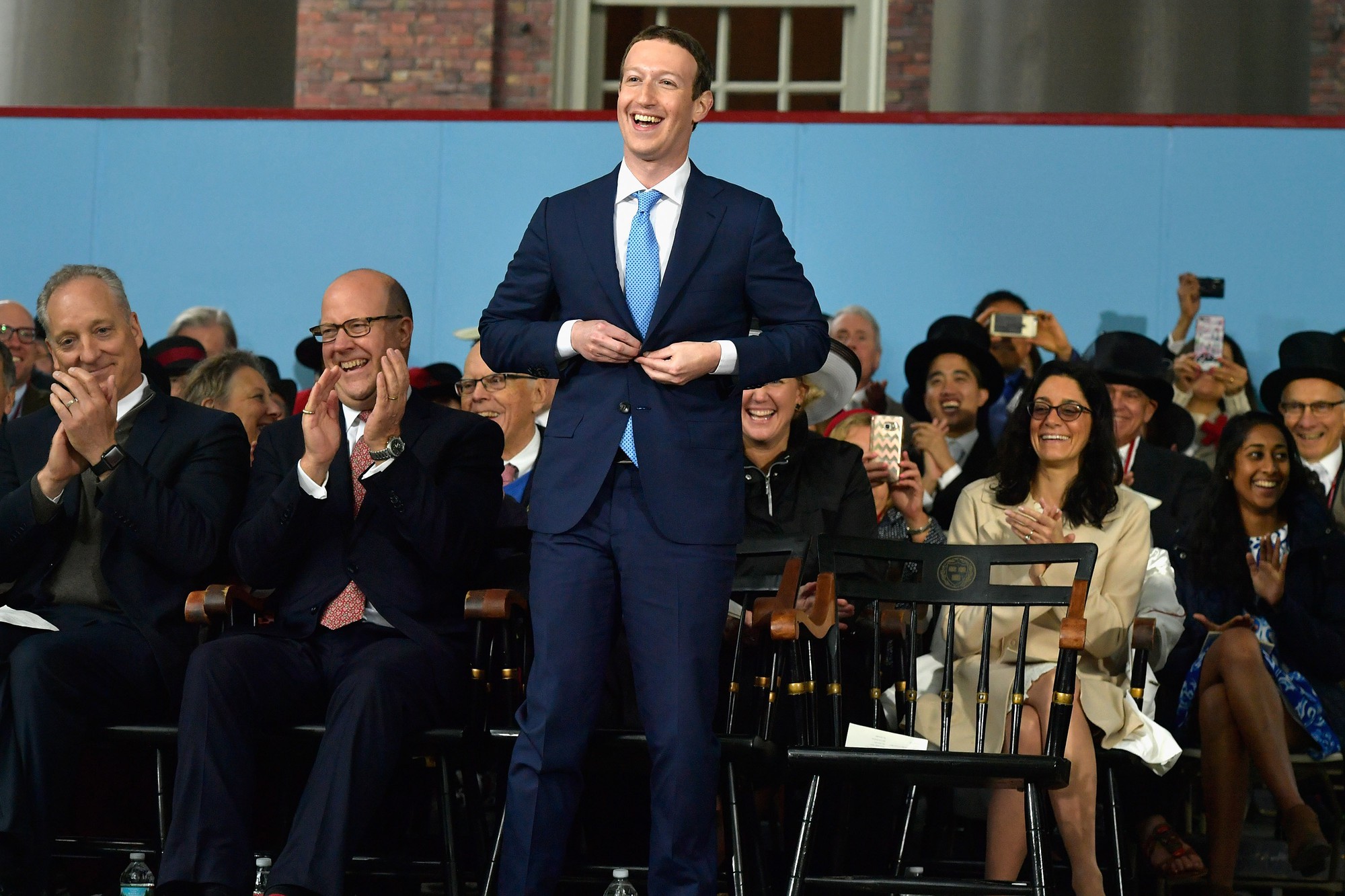 Bill Gates, Mark Zuckerberg đã bỏ học và trở thành tỷ phú, nhưng chuyên gia khuyên bạn nên tiếp tục ở trường để nhận một tấm bằng - Ảnh 1. Bill Gates, Mark Zuckerberg đã bỏ học và trở thành tỷ phú, nhưng chuyên gia khuyên bạn nên tiếp tục ở trường để nhận một tấm bằng - Ảnh 1.