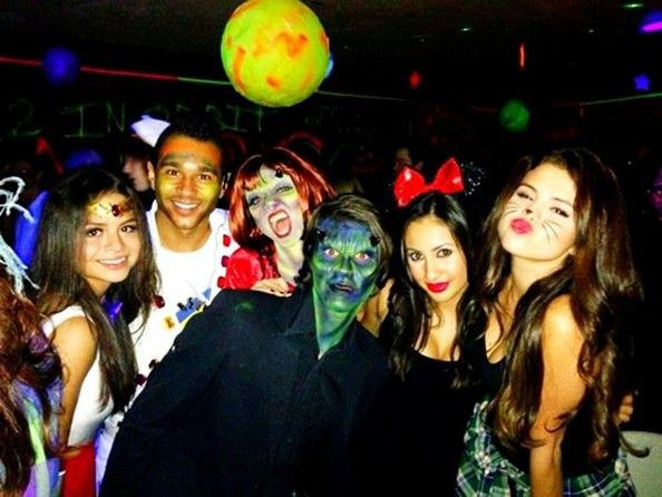 Khi các công chúa Disney hóa trang Halloween: Miley, Selena hay Demi có màn biến hình ấn tượng nhất? - Ảnh 3.