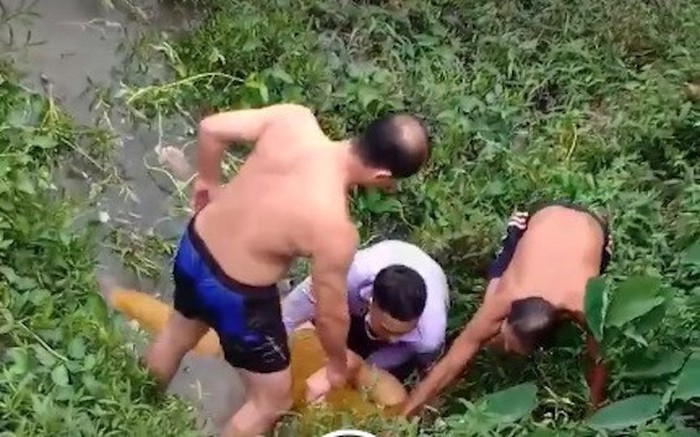 Trên đường đi đám cưới, Trung tá công an nhảy xuống sông cứu cô gái tự tử - Ảnh 1. Trên đường đi đám cưới, Trung tá công an nhảy xuống sông cứu cô gái tự tử - Ảnh 1.