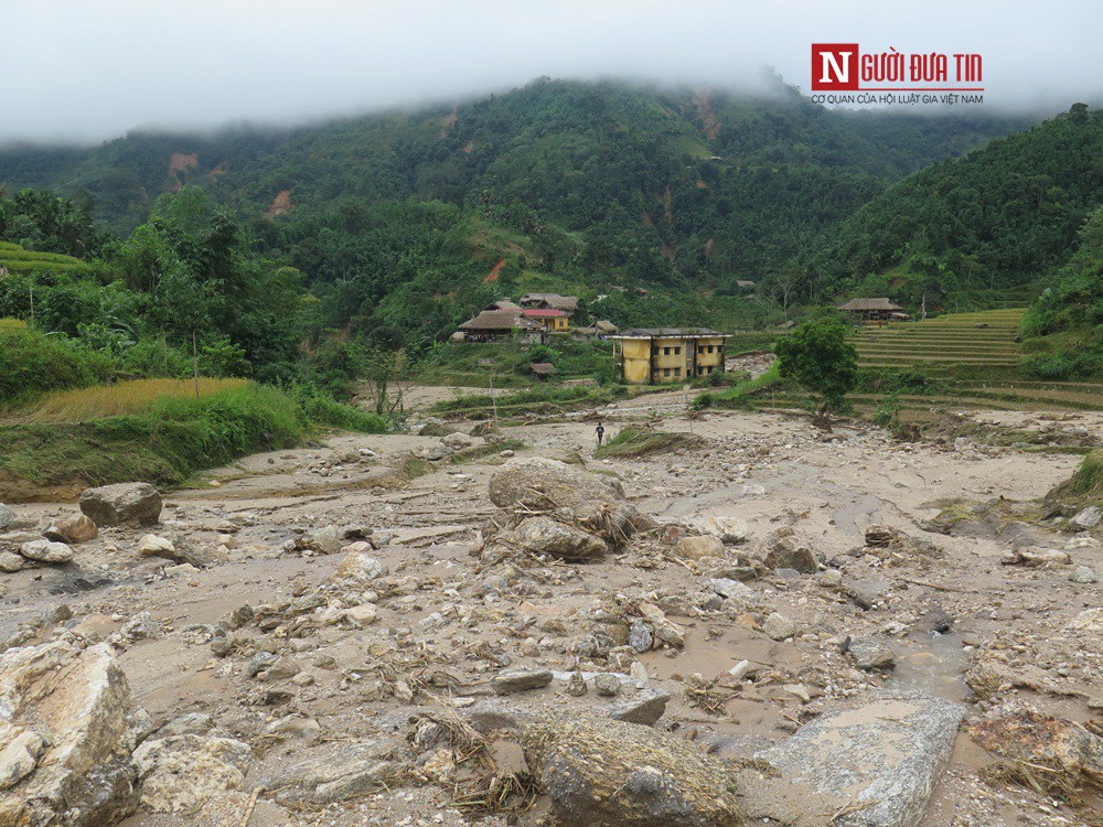 Hà Giang: Sau cơn lũ, con thơ ngơ ngác chờ cha về - Ảnh 1. Hà Giang: Sau cơn lũ, con thơ ngơ ngác chờ cha về - Ảnh 1.